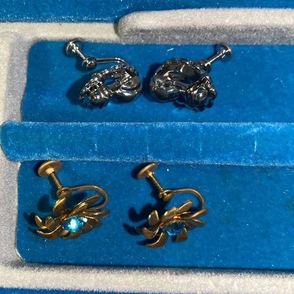 ANTIQUE EARRINGS. SET OF 2 screw on earrings. Brilliant blue stones. - Picture 3 of 9